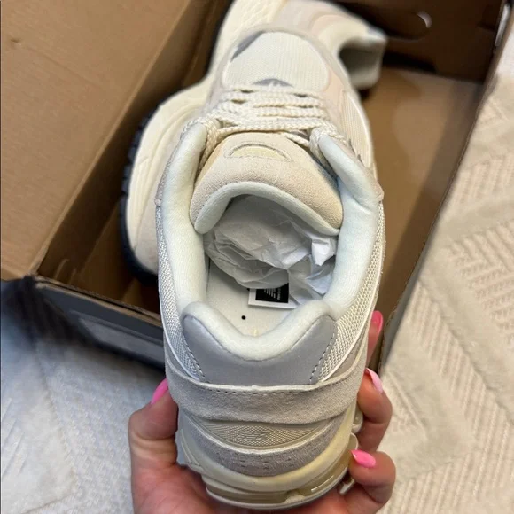 New Balance Cream 2002R Shoes - Picture 5 of 6